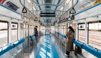 В Сеуле началась опытная эксплуатация вагона метро без сидений