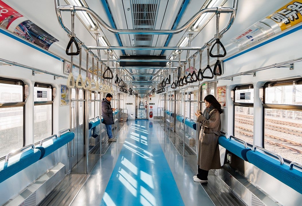 Переоборудованный вагон без сидений в метро Сеула