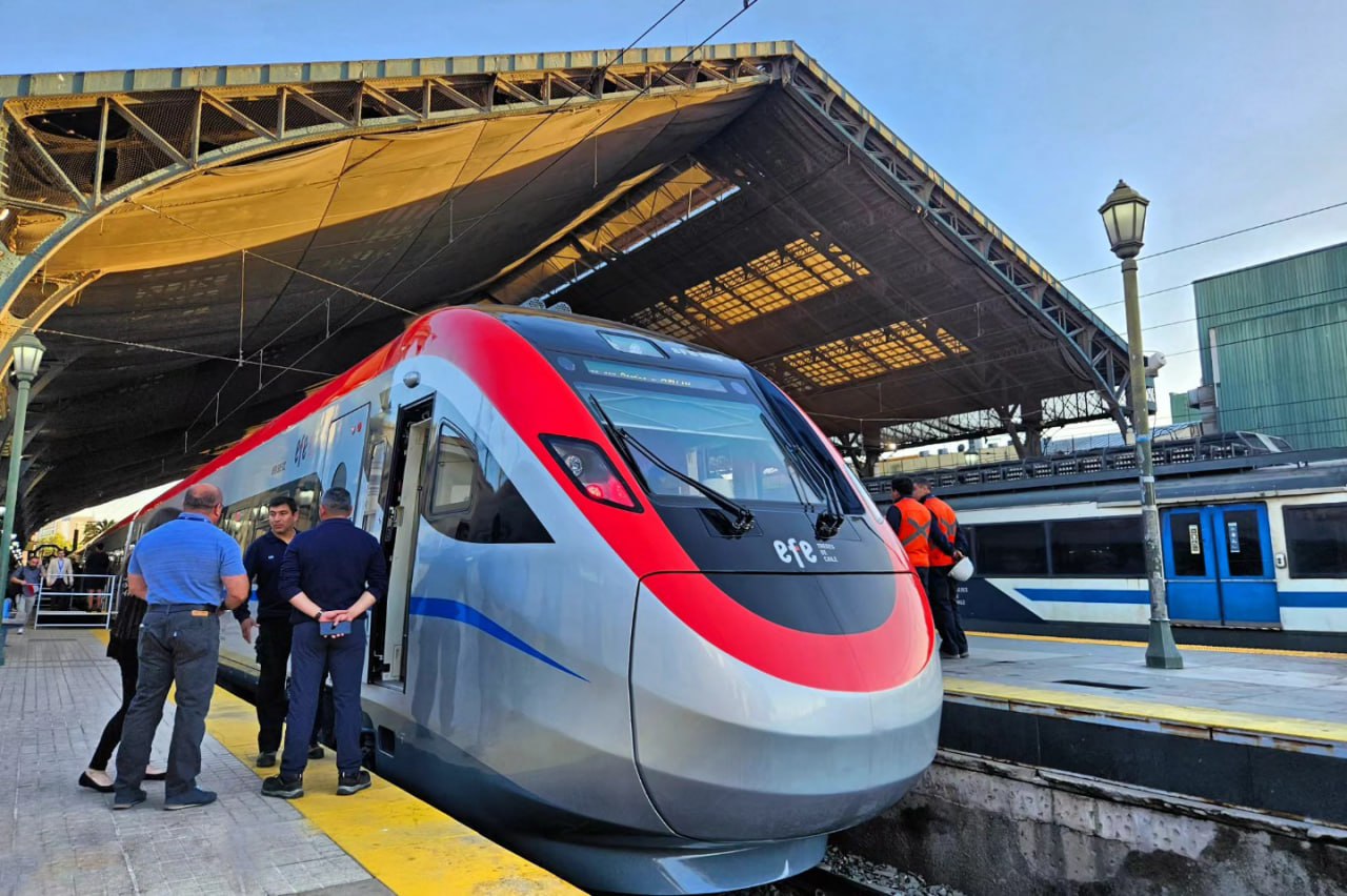 Гибридный поезд CRRC для EFE на Центральном вокзале в Сантьяго