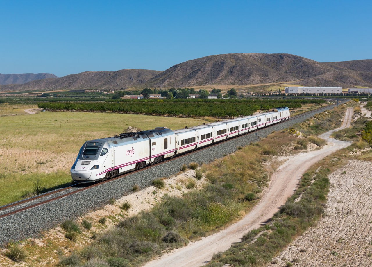 Поезд Talgo 250 для Renfe на маршруте между Эллином и Сьезой, Испания