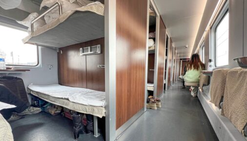 Спальный вагон в поезде CRRC модели CR200J-C