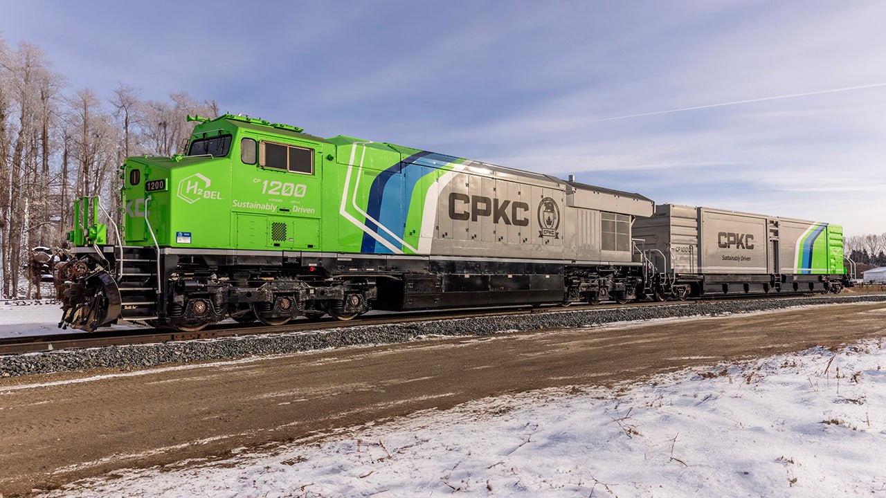Водородный локомотив CPKC, сцепленный с тендерным вагоном