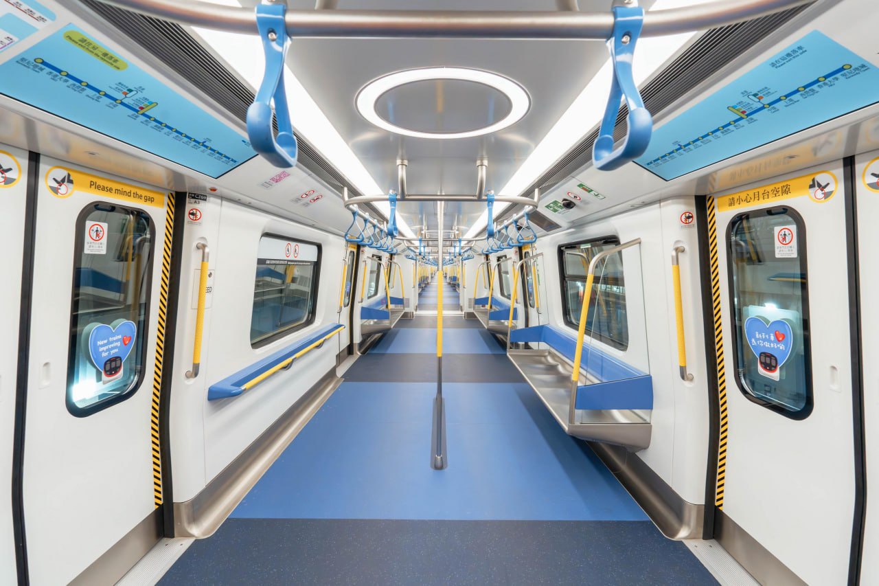 Внутренний интерьер вагона поезда модели Q-Train SFM47/47A от CRRC для метро Гонконга