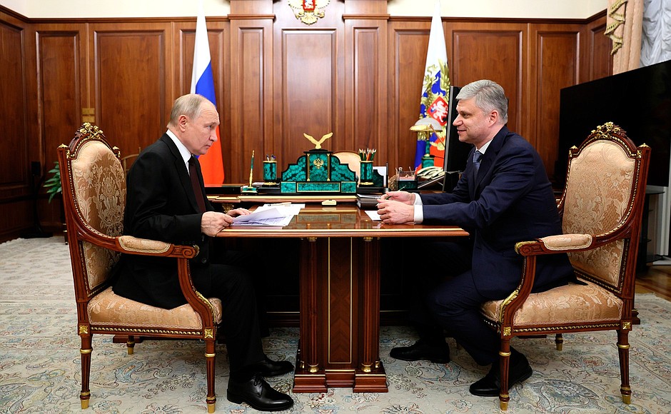 Встреча Президента России Владимира Путина с главой РЖД Олегом Белозёровым