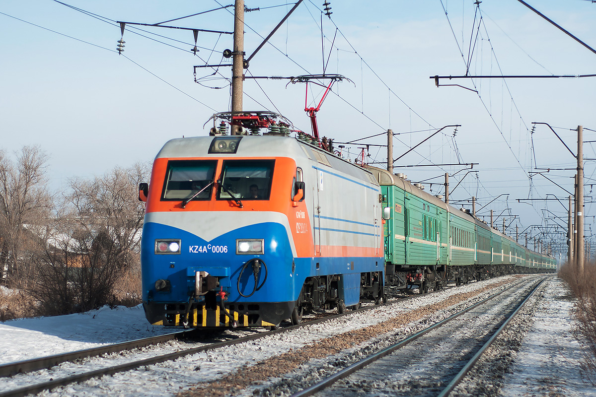 Магистральный пассажирский электровоз KZ4A производства китайской CSR в Казахстане