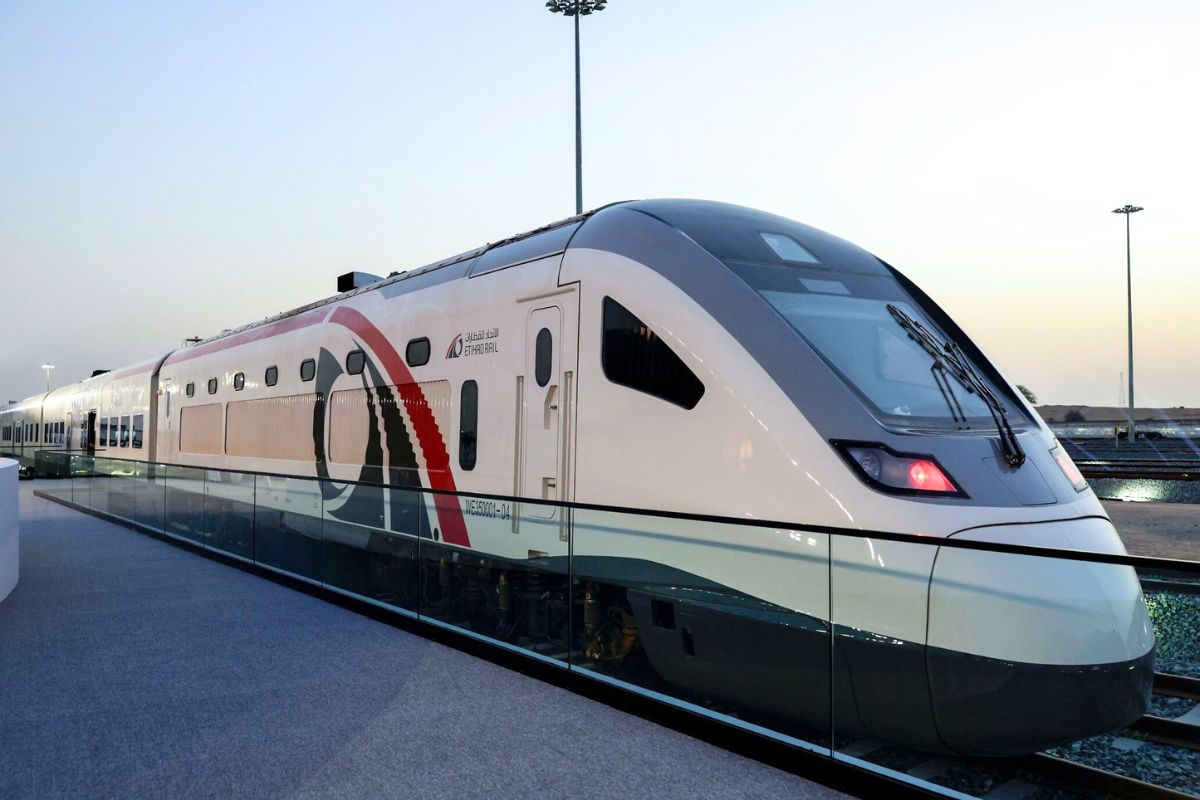 Скоростной дизель-поезд CRRC на маршруте между Абу-Даби и Аль-Дханной