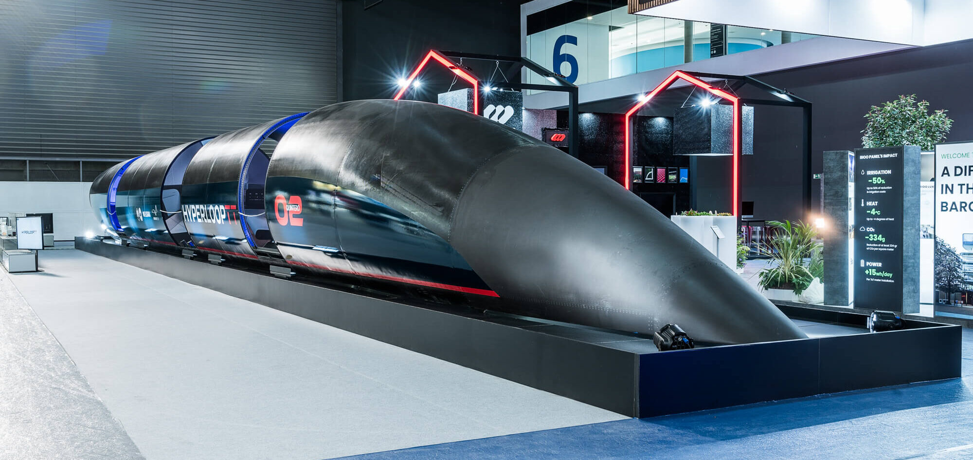 Презентация макета экстерьера капсулы Hyperloop Transportation Technologies в Барселоне, март 2023 года