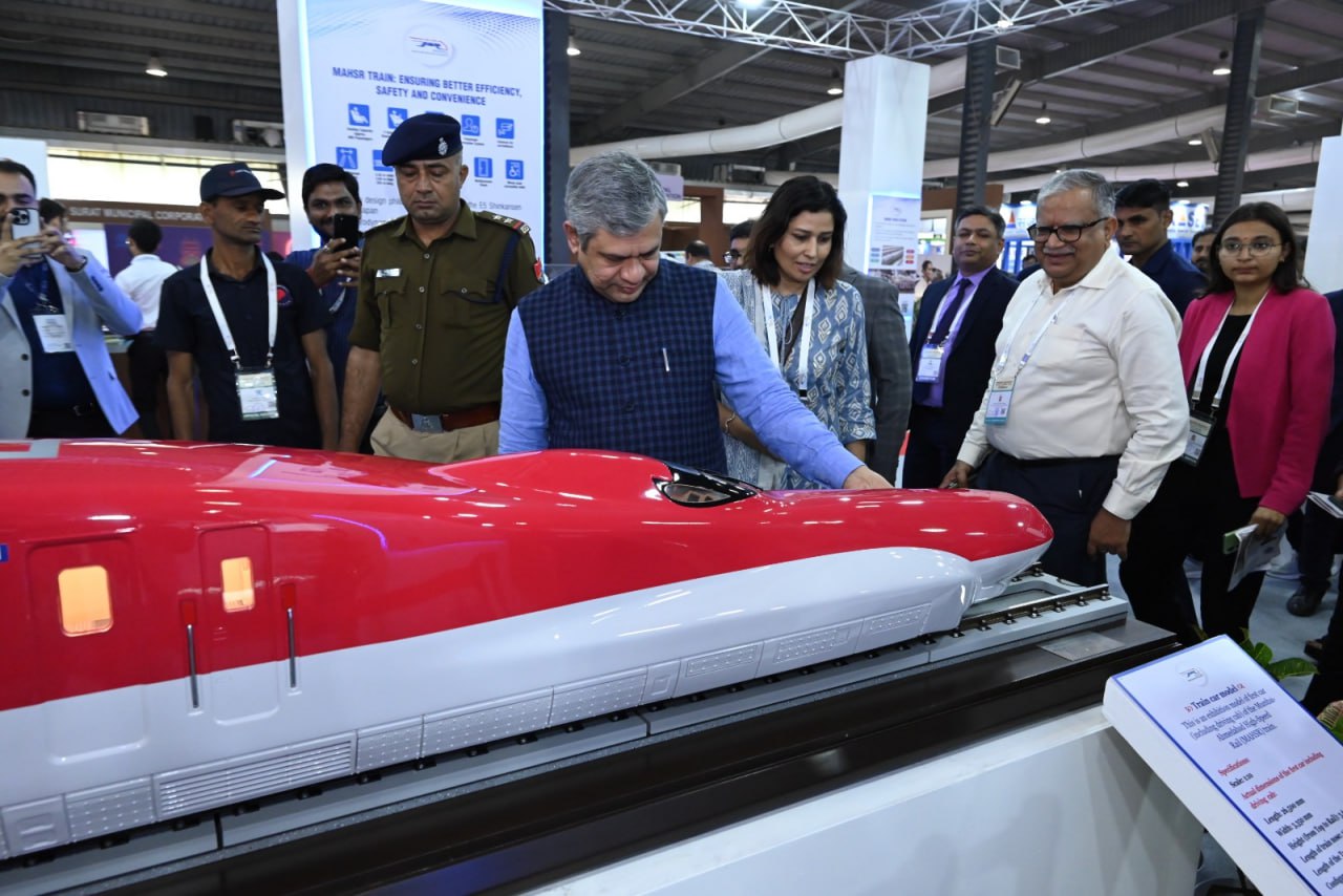 Министр железных дорог Индии Ашвини Вайшнау на презентации высокоскоростного поезда