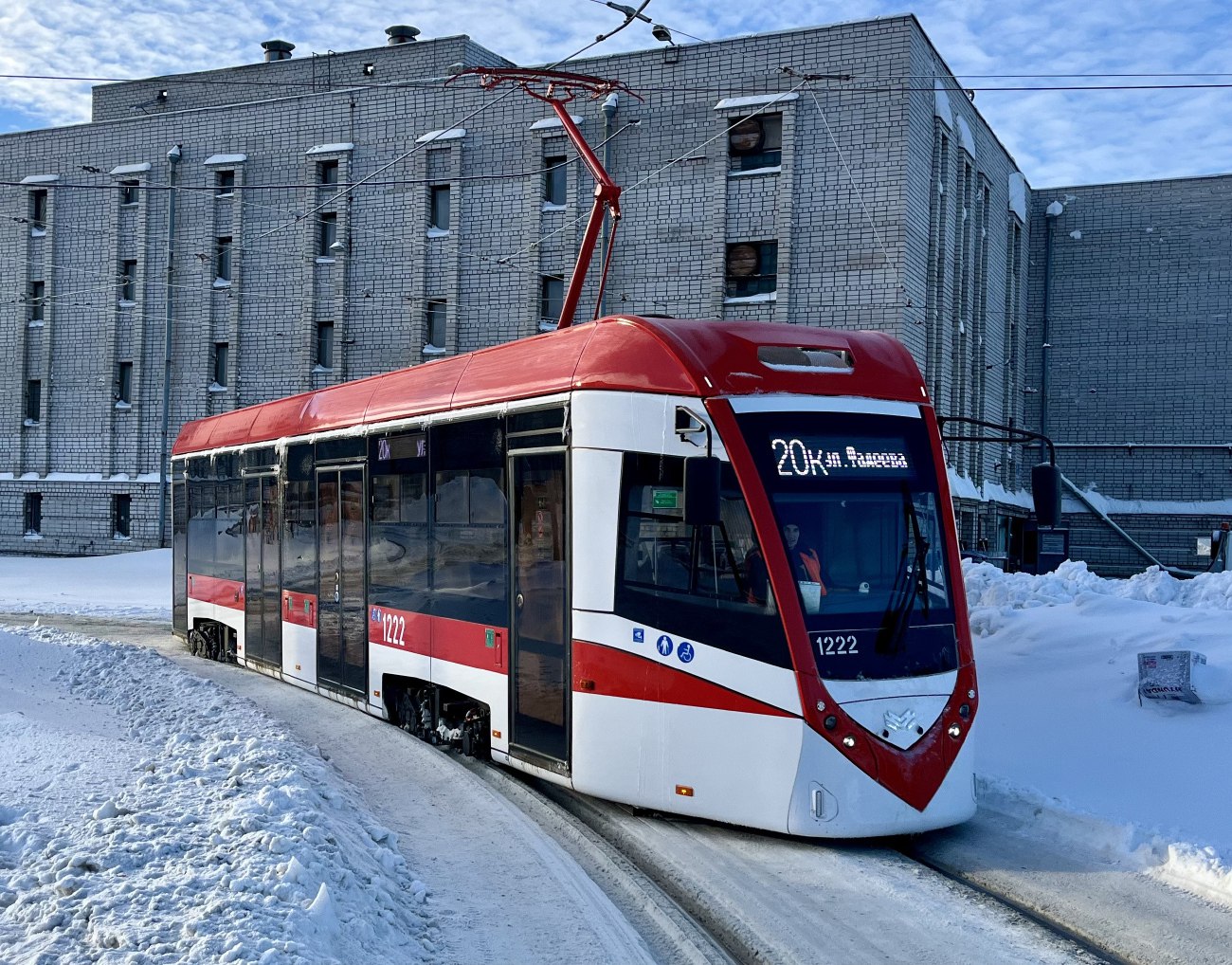 Трамвай модели Т811 от BKM Holding на улице Фадеева в Самаре, январь 2024 года
