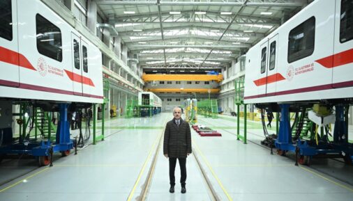 Министр транспорта и инфраструктуры Турции Абдулкадир Уралоглу на заводе CRRC в Анкаре