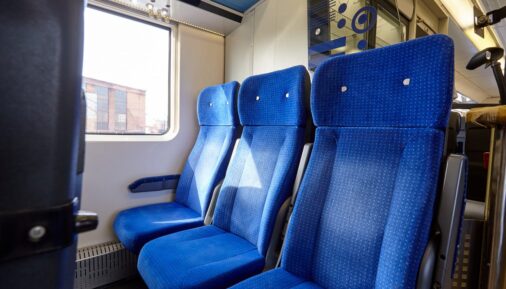 Пассажирские места в вагоне поезда МПЛТ
