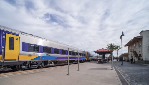 Push-pull поезд Venture от Siemens Mobility на станции Фресно, Калифорния