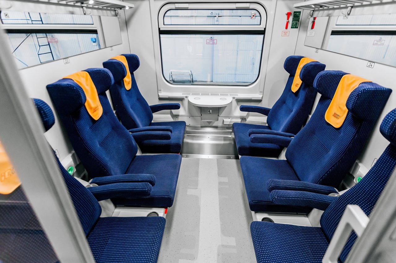 Салон модернизированного FPS пассажирского вагона для PKP Intercity