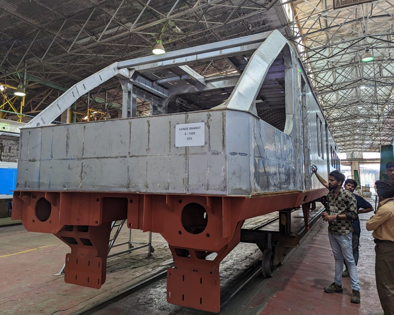 Кузов первого электропоезда Vande Bharat