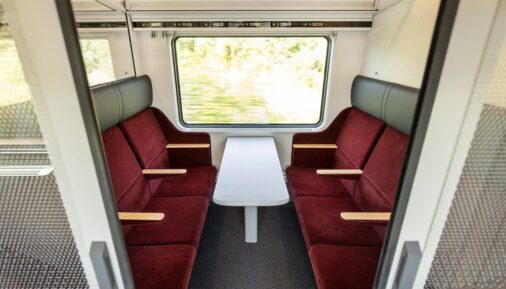 Пассажирские места в вагоне 2-го класса поезда Siemens Mobility для Railjet