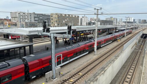 Поезд локомотивной тяги нового поколения для сервиса Railjet