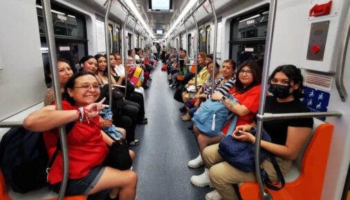 Первые пассажиры в поезде метро CRRC для Мехико