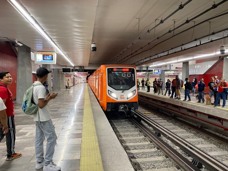 Поезд метро CRRC линии 1 метрополитена Мехико