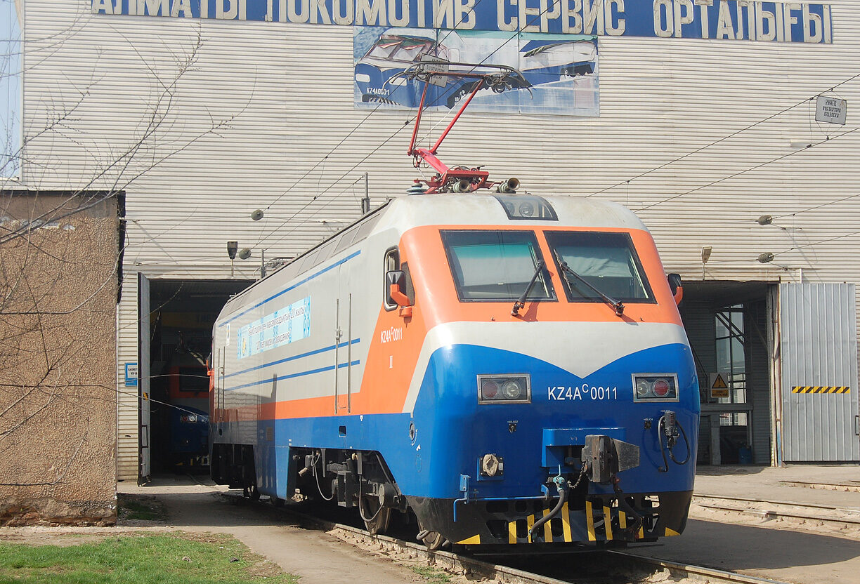 Магистральный пассажирский электровоз KZ4A производства китайской CSR в Алматинском локомотивном депо