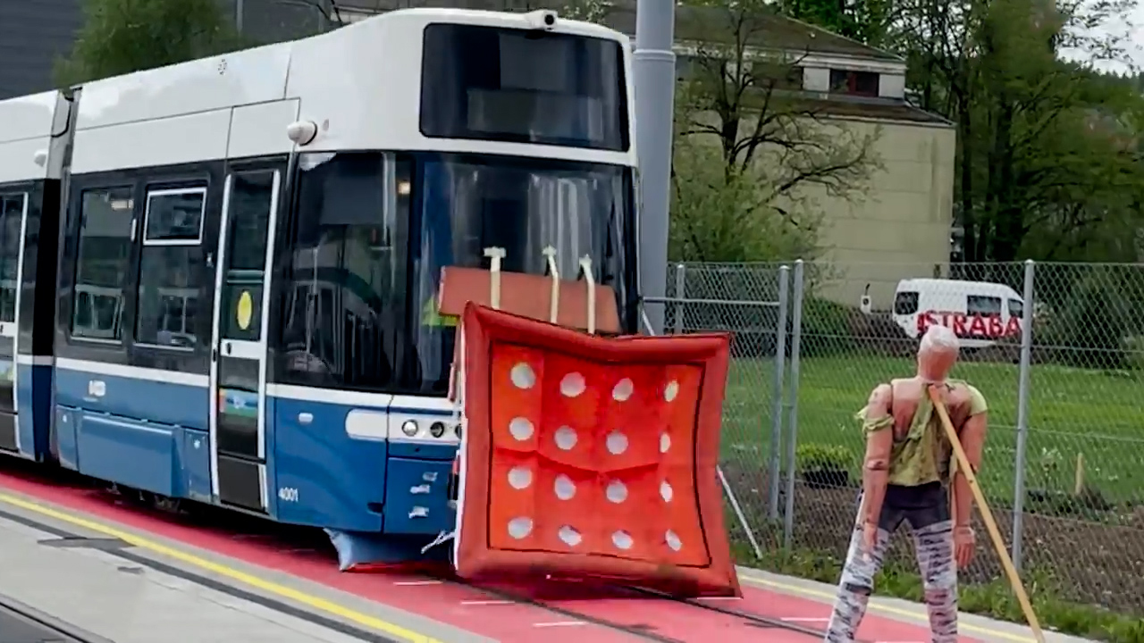 Испытание подушки безопасности на трамвае Flexity в Цюрихе
