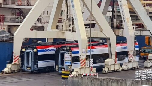 Выгрузка вагонов электропоезда CRRC для Сербии