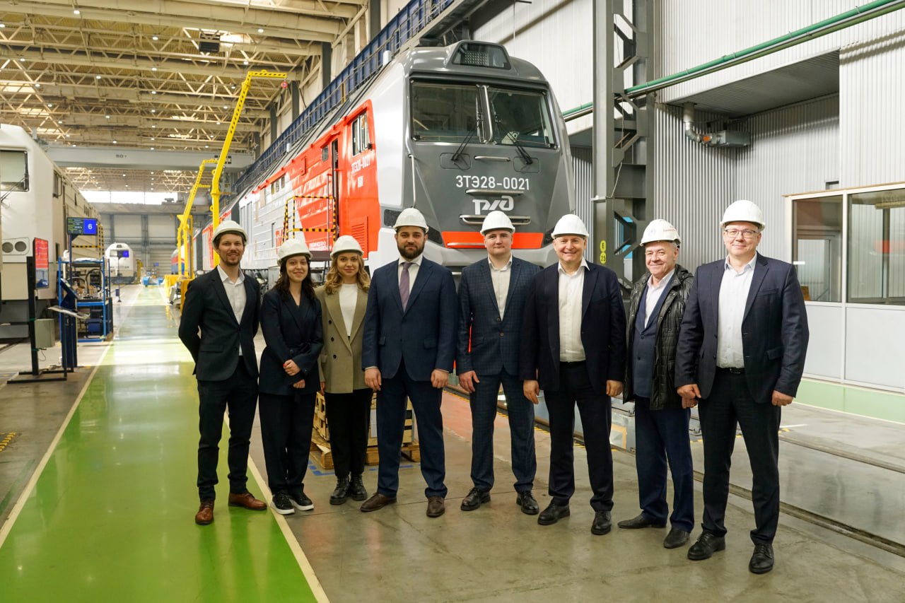 Представители Минпромторга и ФРП во время визита на Брянский машиностроительный завод