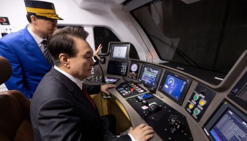 Президент Южной Кореи Юн Сок Ёль за панелью управления электропоездом класса А000 от Hyundai Rotem