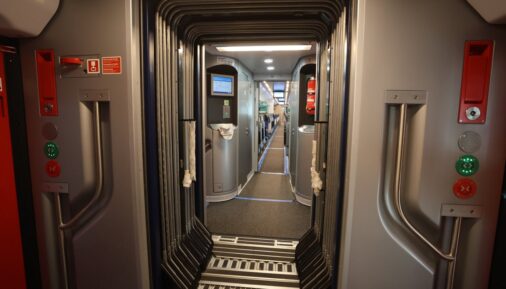 Межвагонный переход в поезде ComfortJet от Siemens Mobility и Skoda Group
