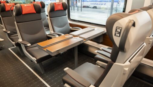 Пассажирские места в вагоне поезда ComfortJet от Siemens Mobility и Skoda Group