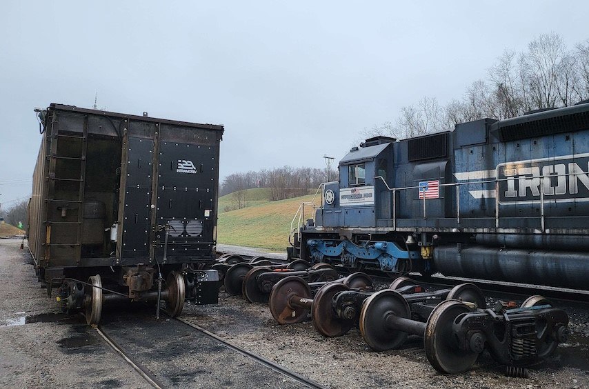 Вагон-хоппер ReVolt от Intramotev и локомотив Cumberland Mine Railroad в Пенсильвании