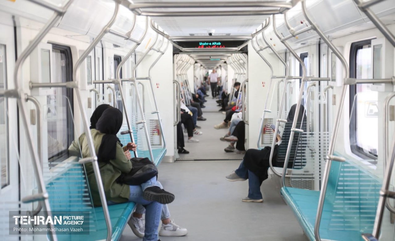 Салон вагона поезда метро иранского производства для метро Тегерана