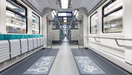 Откидные сидячие места и места для инвалидов, колясок и велосипедов в поезде серии 424 после модернизации DB Regio