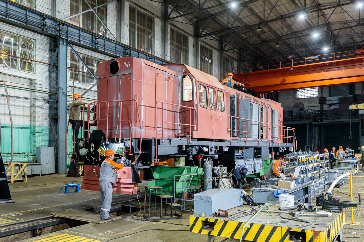 Маневровый тепловоз ТЭМ9 в локомотивосборочном цехе Людиновского тепловозостроительного завода
